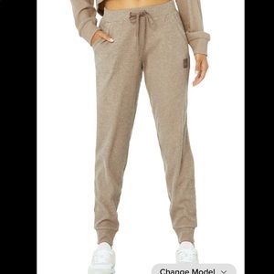 ALO muse sweatpants in Gravel